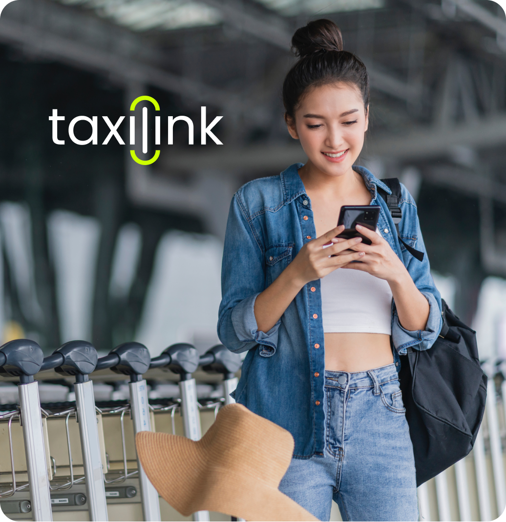 Ung dame som taster på telefon sin og smiler